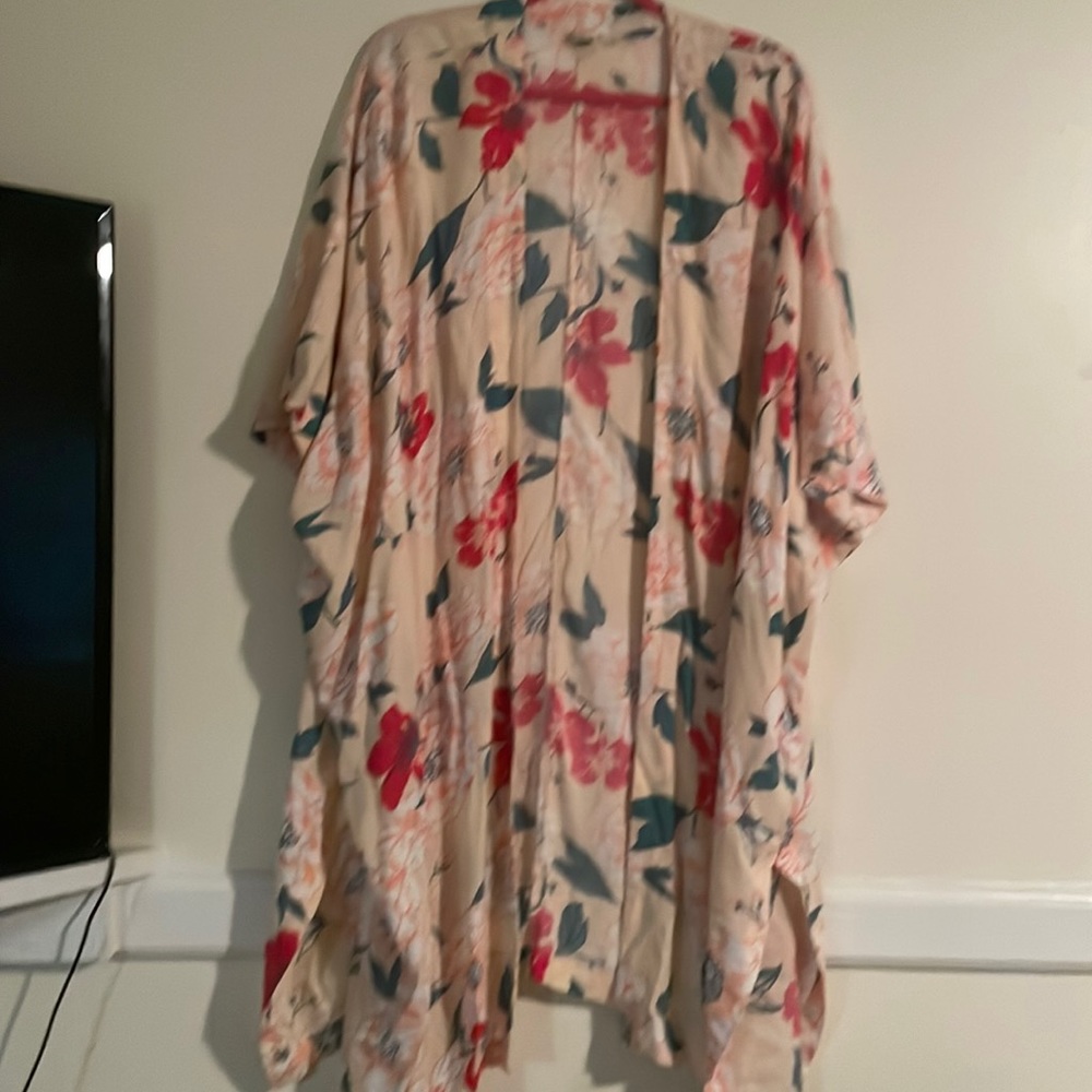 Roxy XL NWOT Kimono . Beautiful with side slits .
